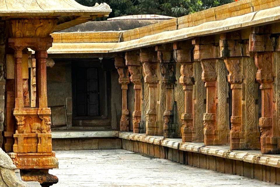 Courtyard surrounded by corridors in Bhoganandishwara Temple
