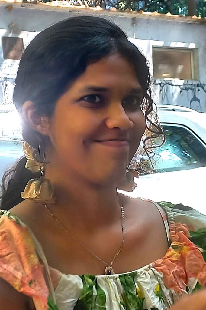 Entrepreneur selling Flowers in resin