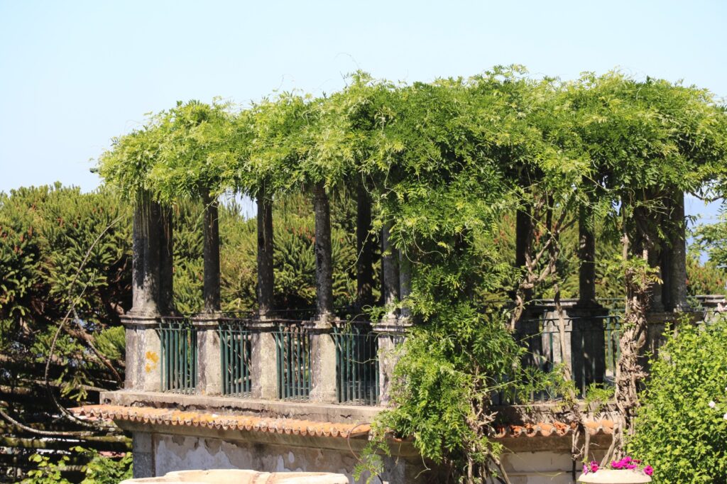 Garden structure with columns