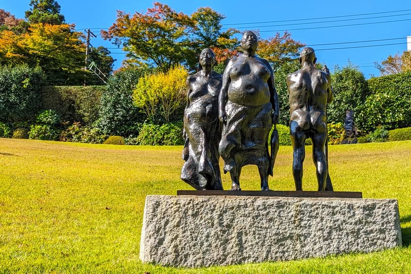 Group in front of the Sea - Hakone is worth visiting Guide