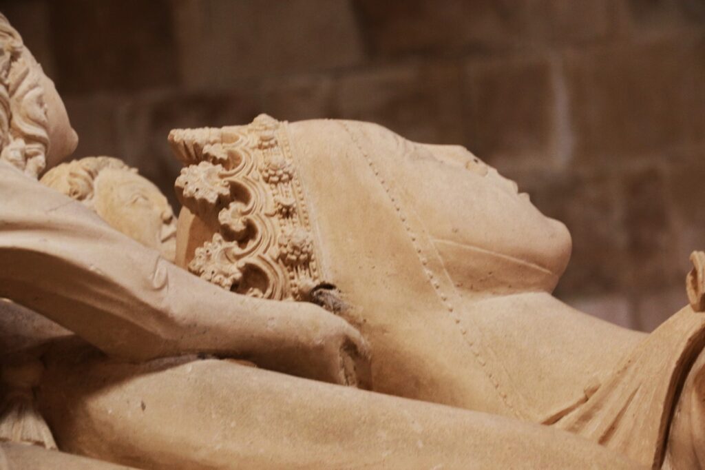 Inês face sculpted on tomb