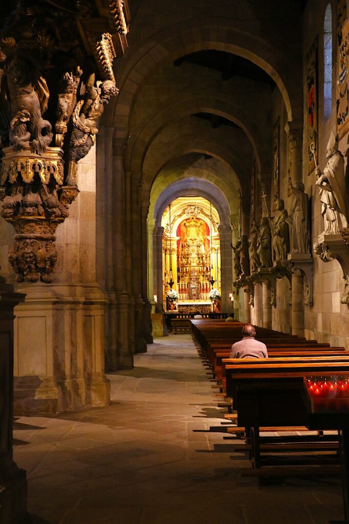 Se de Braga interior Aisle and chapel