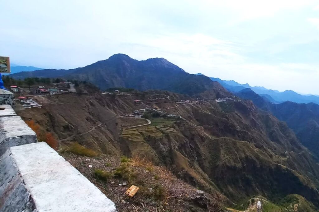 Picture of surrounding mountain peaks from viewpoint